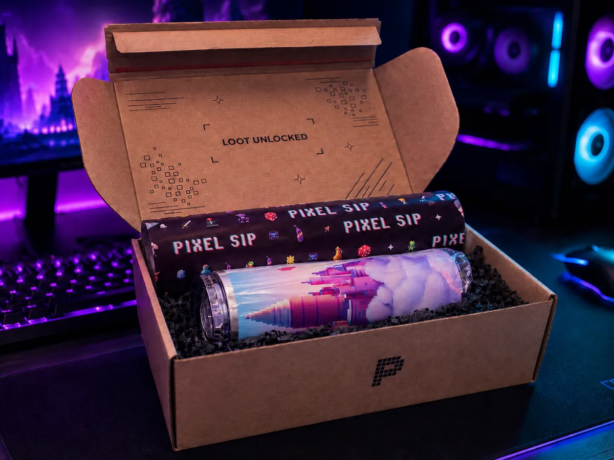 Otwarte pudełko Pixel Sip z kubkiem termicznym i napisem Loot Unlocked
